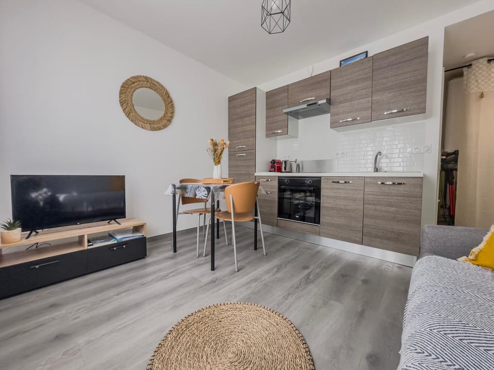 TV and multimedia, Kitchen or kitchenette, Living room, Seating area, Dining area, minibar, oven, pet friendly, stove