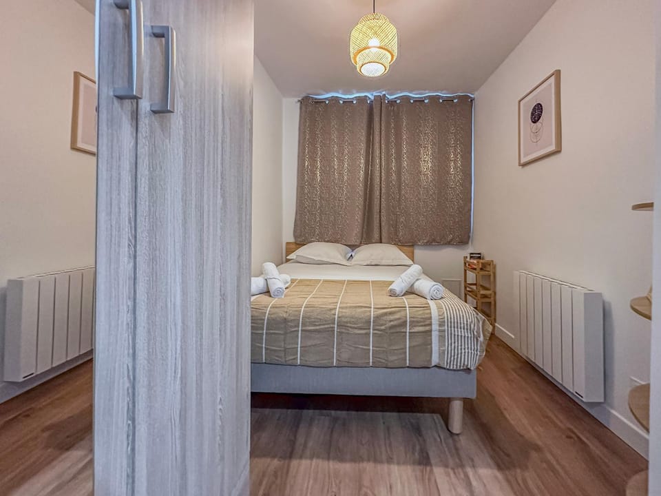 Bed, Photo of the whole room, Bedroom, internet