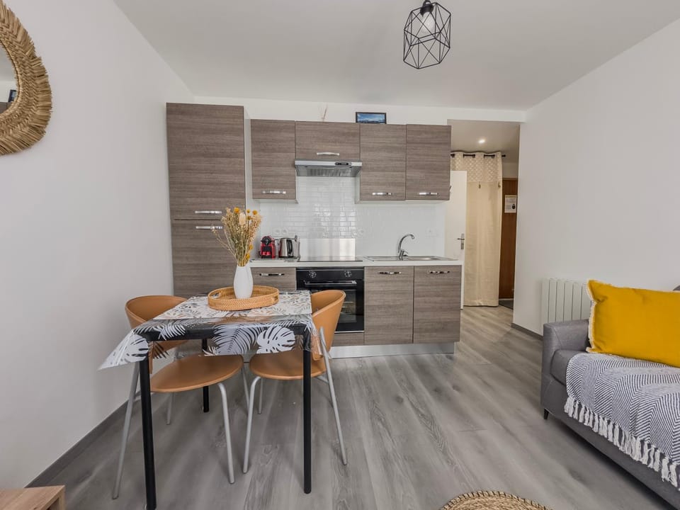 Bed, Kitchen or kitchenette, Living room, Photo of the whole room, Seating area, Dining area, Bedroom, minibar, pet friendly, stove