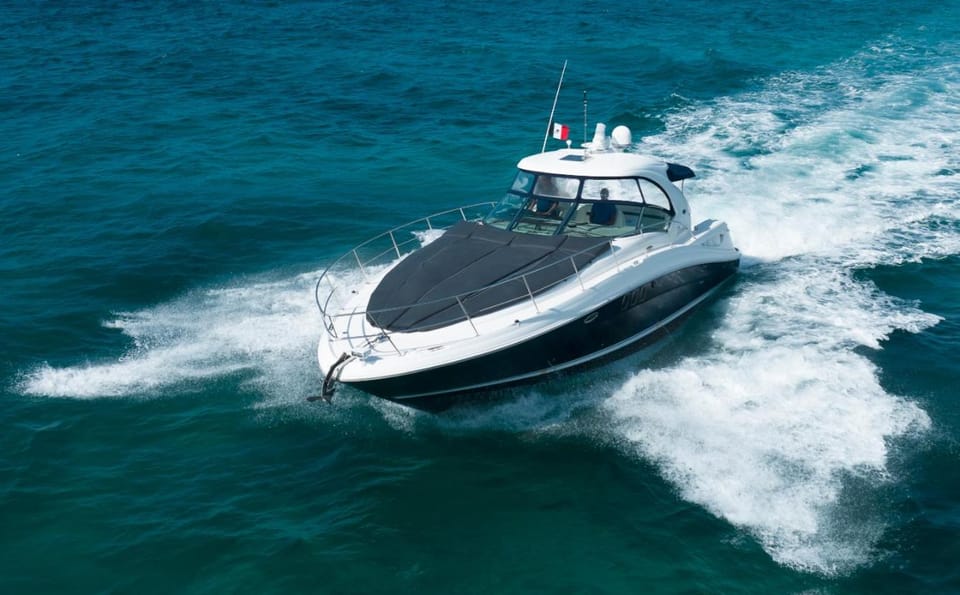 All-included private charter Docked boat in State of Quintana Roo