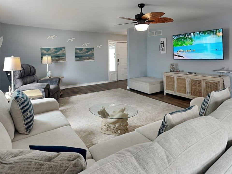 Dolphin Paradise House in City-By-The Sea