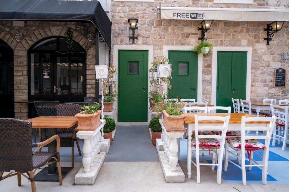 Property building, Facade/entrance, Day, Photo of the whole room