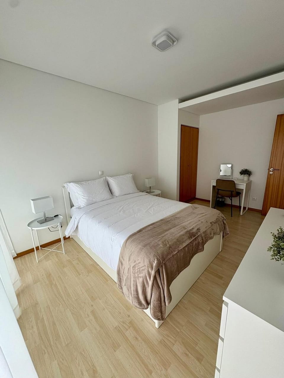 Bed, Photo of the whole room, Seating area, Bedroom