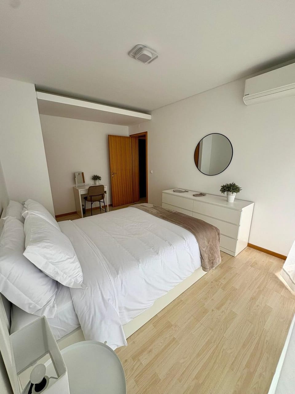 Bed, Seating area, Bedroom, wardrobe