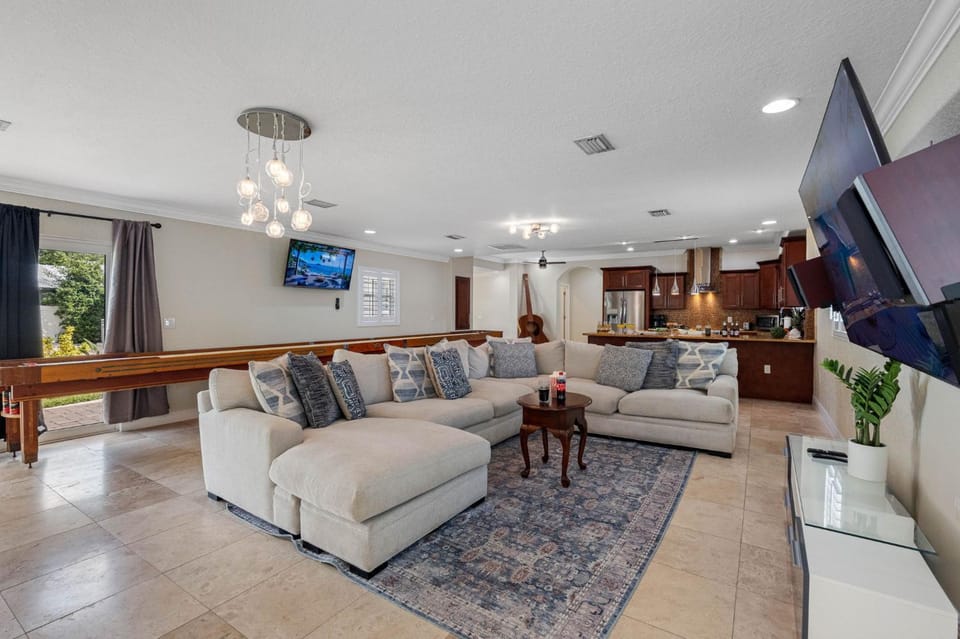 Stunning 5-Bedroom Lakefront Retreat! Country House in Egypt Lake-Leto