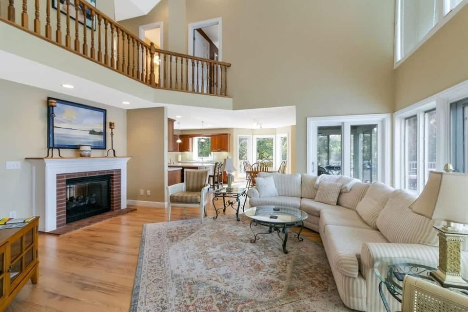 TV and multimedia, Living room, Seating area, fireplace