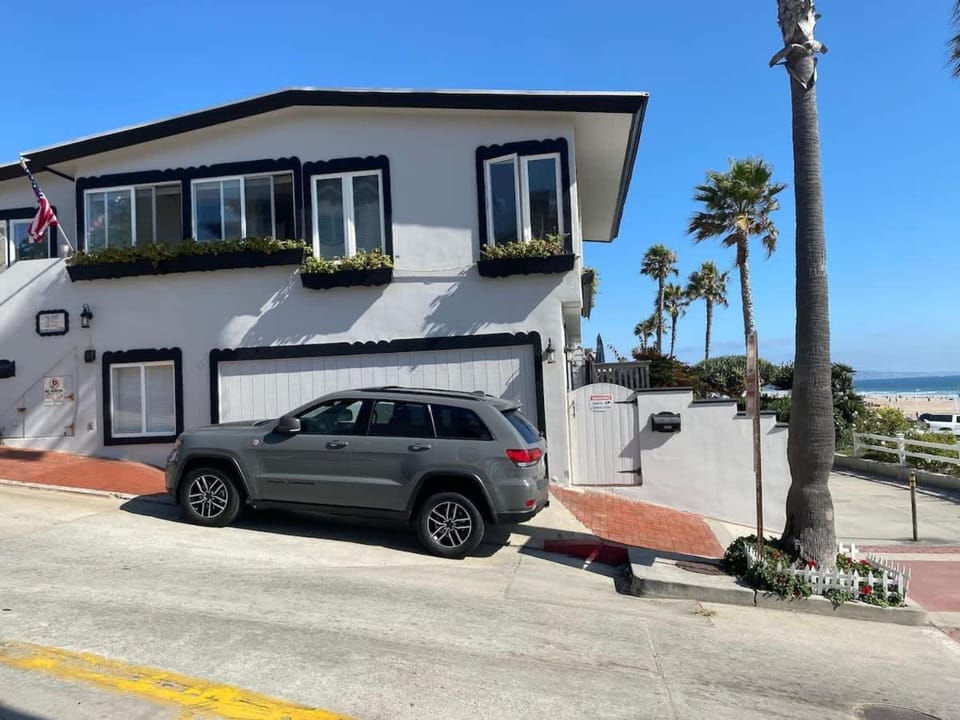 Manhattan Beach Beachfront Charming On The Strand Apartment in Manhattan Beach