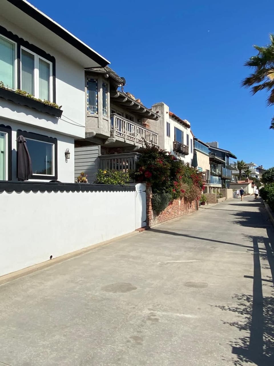 Manhattan Beach Beachfront Charming On The Strand Apartment in Manhattan Beach