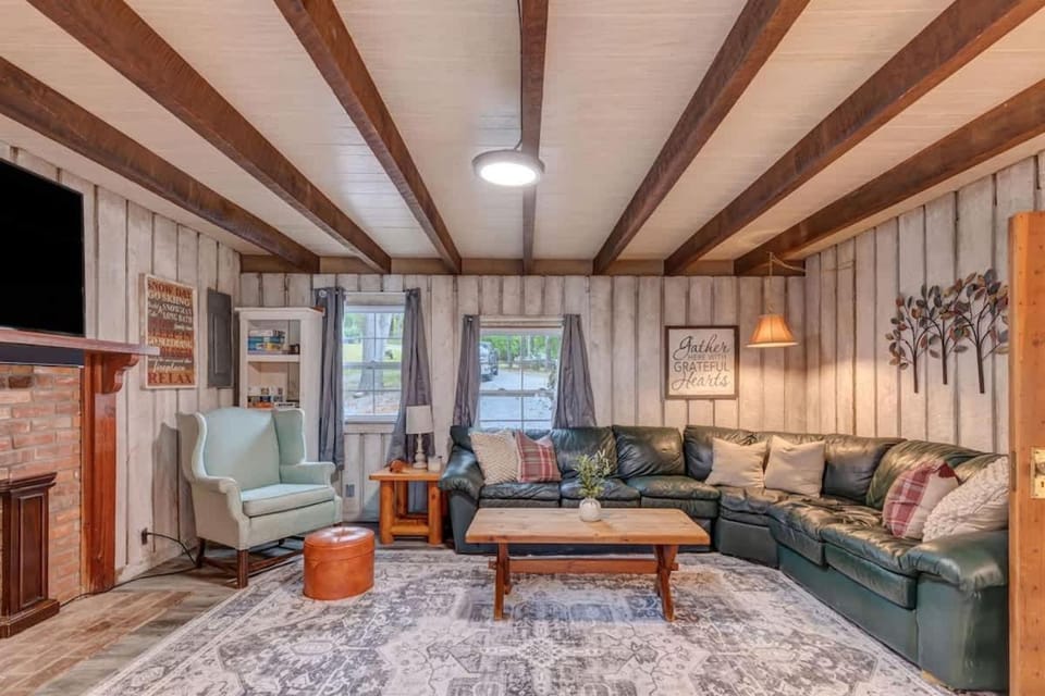 Living room, Seating area, fireplace