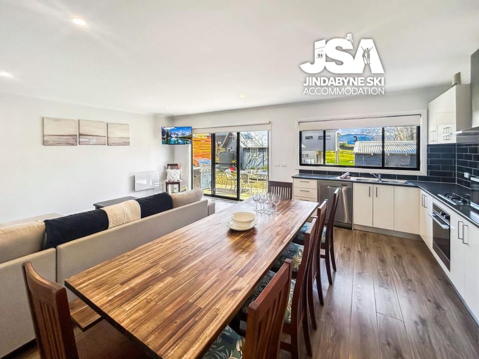 Kitchen or kitchenette, Dining area, oven