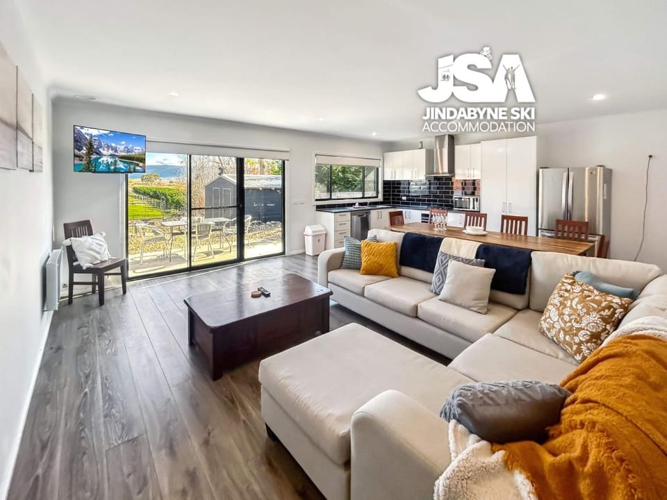 TV and multimedia, Kitchen or kitchenette, Living room, Seating area, Evening entertainment