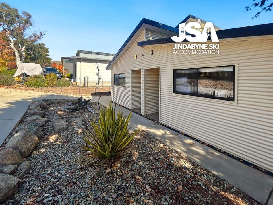 Property building, Facade/entrance, Natural landscape, Parking