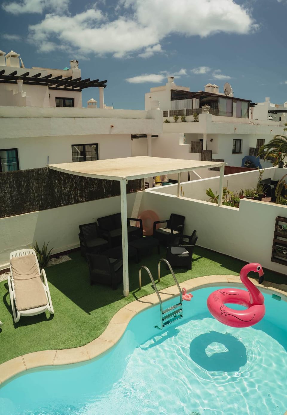 Property building, Patio, Day, Pool view, Swimming pool, sunbed