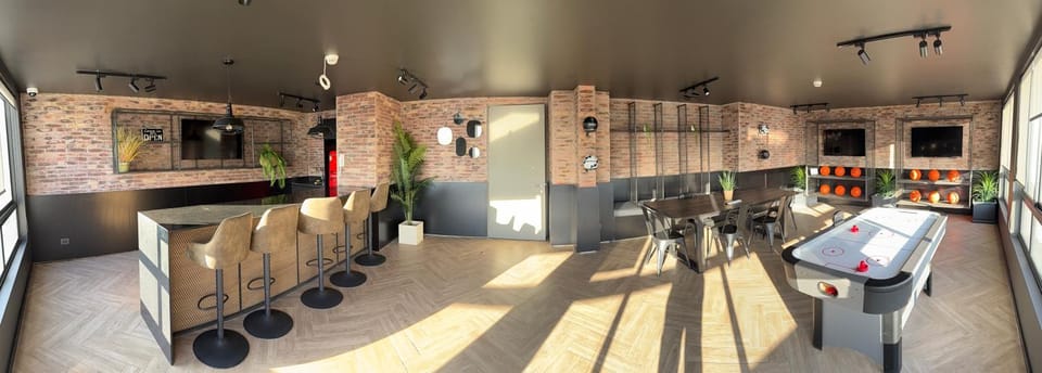 Kitchen or kitchenette, Lounge or bar