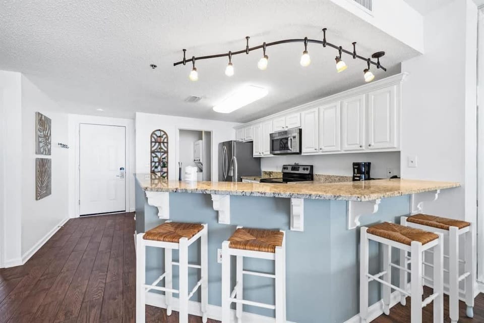 Kitchen or kitchenette, minibar