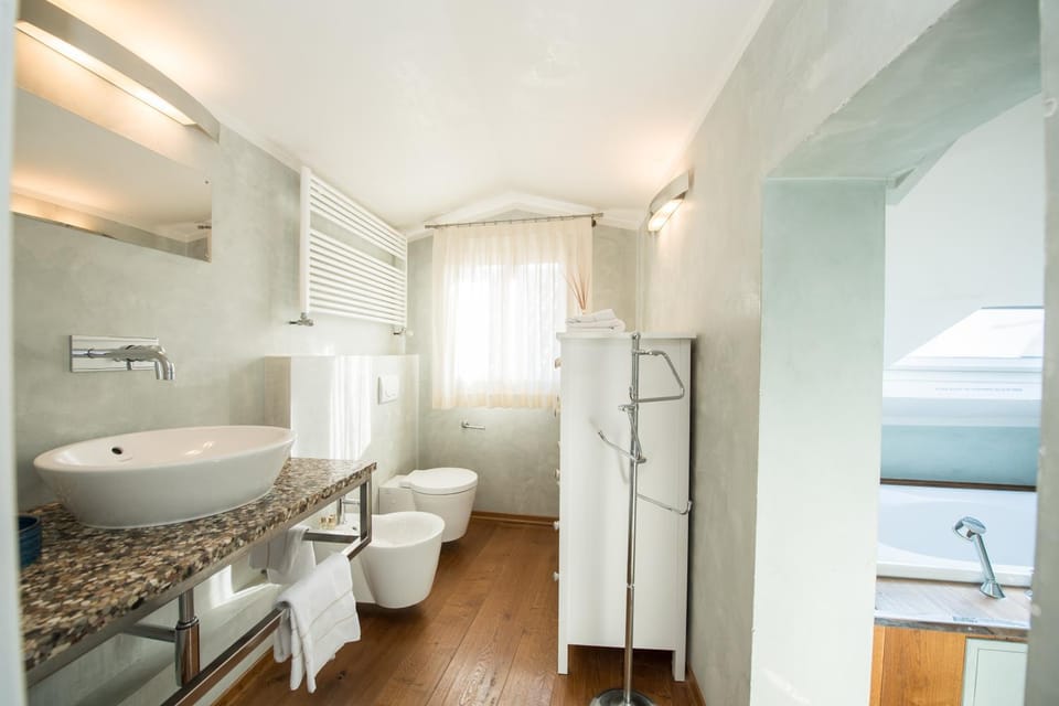 Shower, Toilet, Day, Bathroom