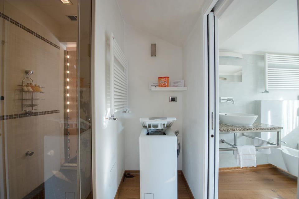 Shower, Toilet, Day, Bathroom, Other, Area and facilities