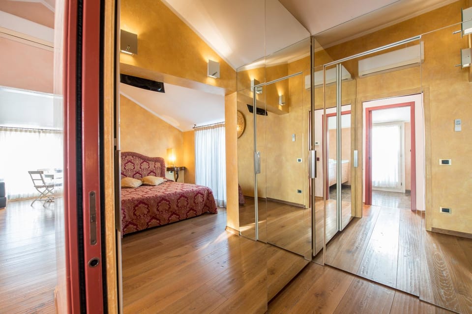 Bed, Day, TV and multimedia, Decorative detail, Bedroom