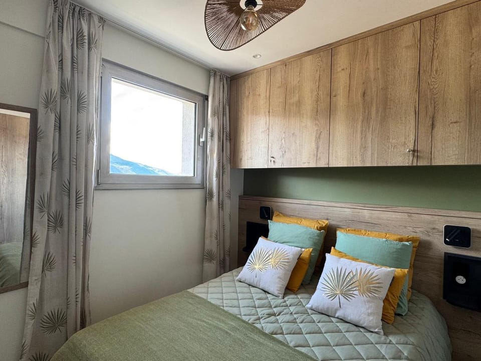 Superbe T2 rénové, climatisé, parking, balcon - Vue ville et montagnes - FR-1-555-116 Apartment in Aix-les-Bains