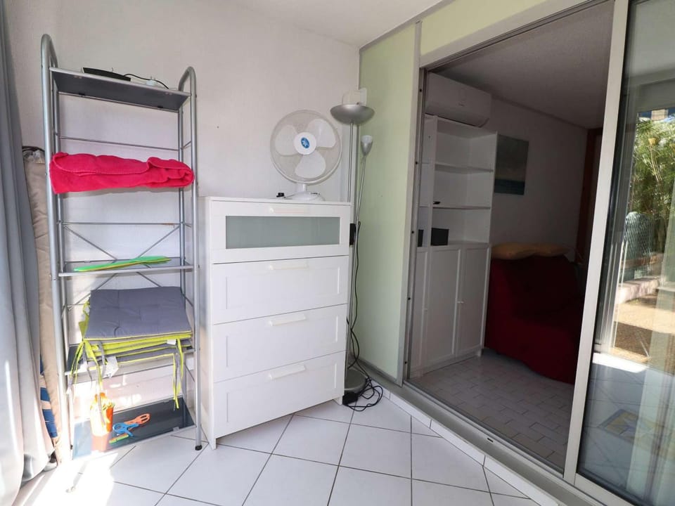 Studio Cabine avec terrasse ensoleillée, piscines, parking privé, à 500m de la plage - FR-1-307-133 Cabin in Le Grau-du-Roi
