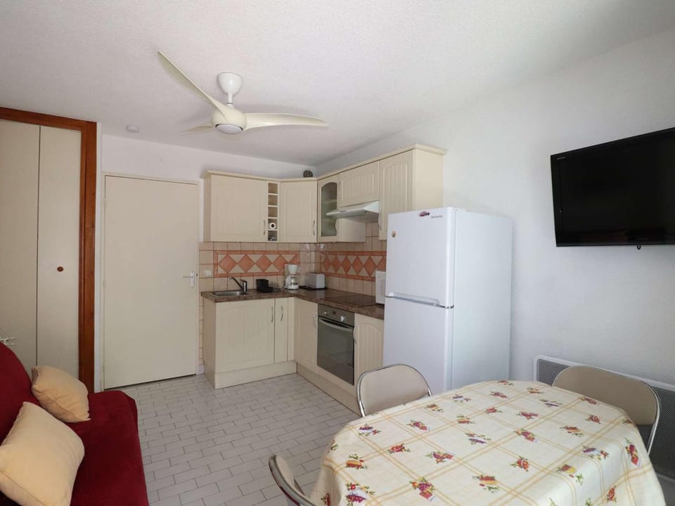 Studio Cabine avec terrasse ensoleillée, piscines, parking privé, à 500m de la plage - FR-1-307-133 Cabin in Le Grau-du-Roi
