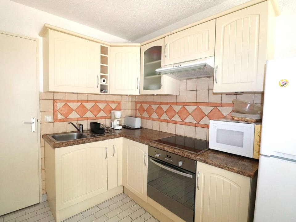 Studio Cabine avec terrasse ensoleillée, piscines, parking privé, à 500m de la plage - FR-1-307-133 Cabin in Le Grau-du-Roi