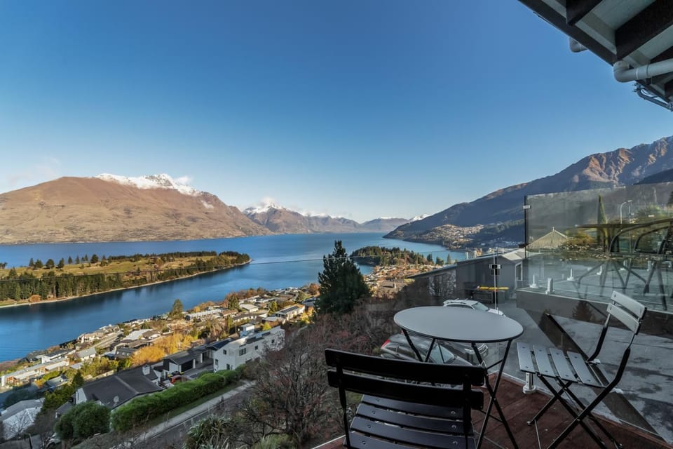The Lookout – Alpine Lake Views House in Queenstown