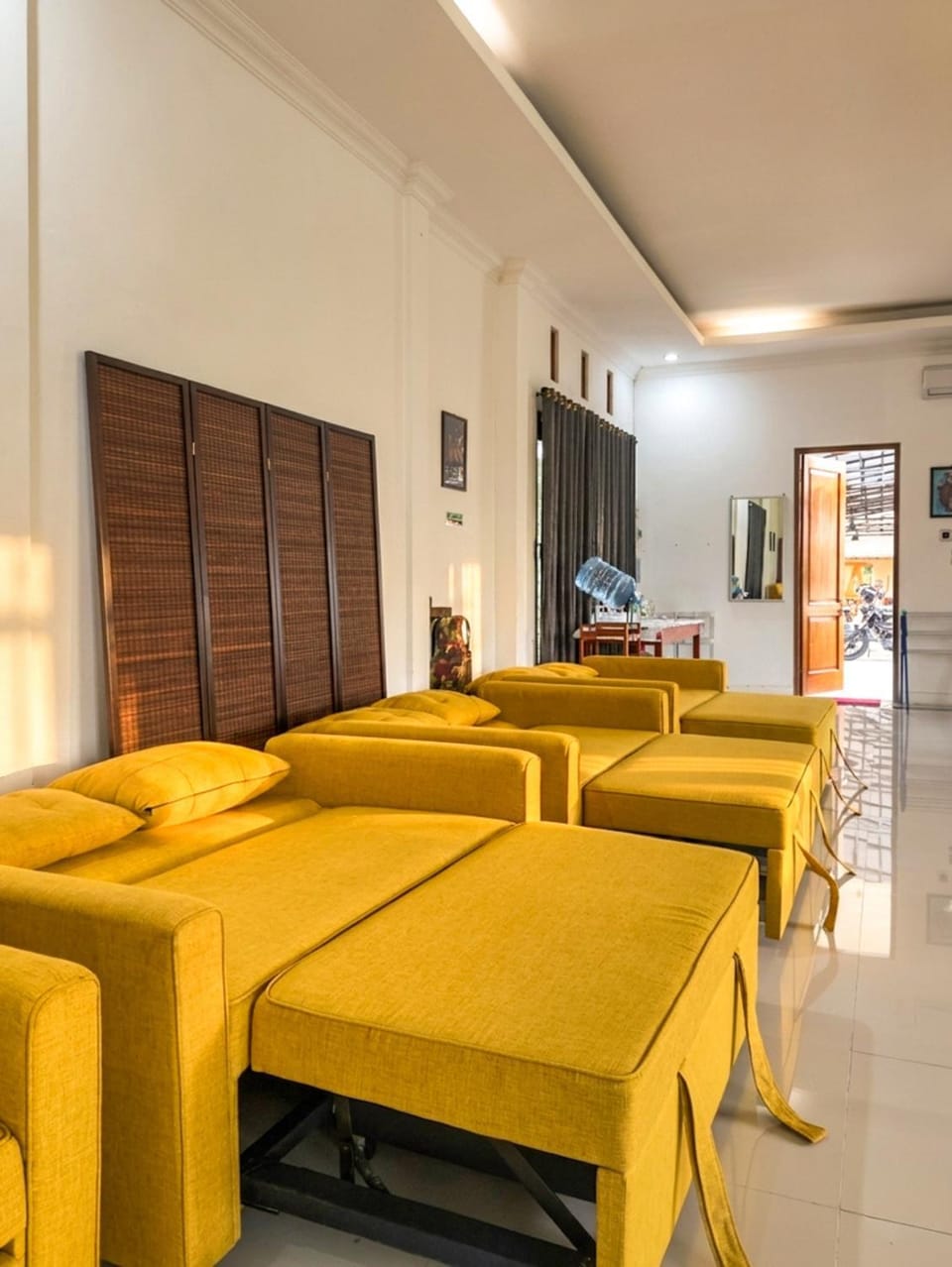 Bed, TV and multimedia, Living room, Seating area, Bedroom