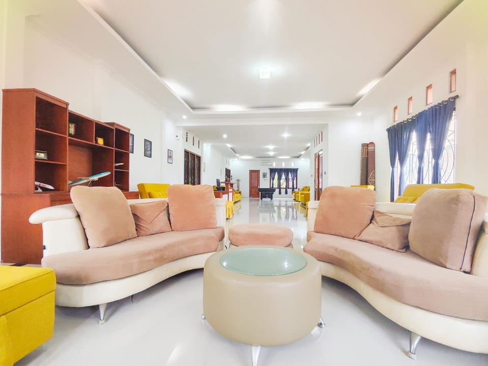 Karaoke, Living room, Seating area, Area and facilities, Entertainment, air conditioner