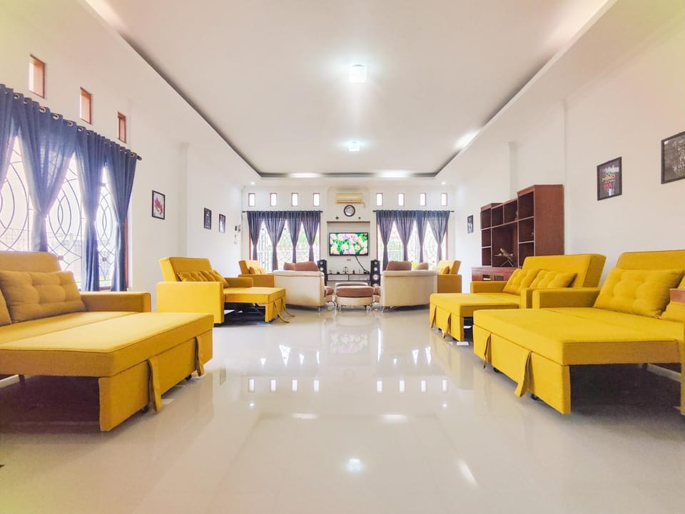 Bed, TV and multimedia, Living room, Seating area, Bedroom, air conditioner