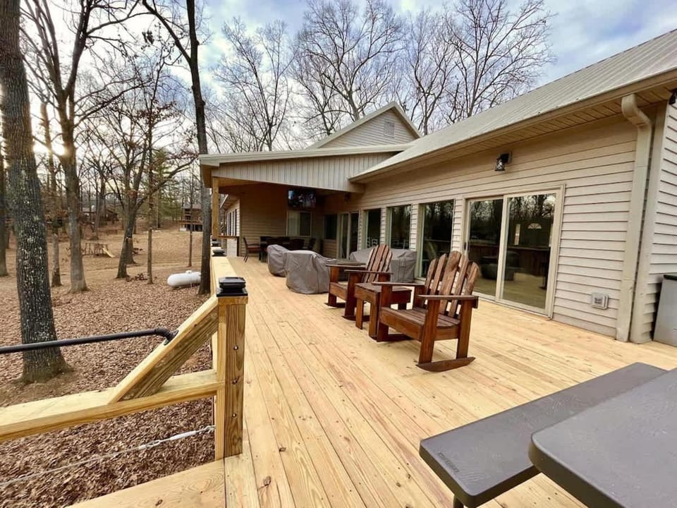 Property building, Patio, Balcony/Terrace, Seating area