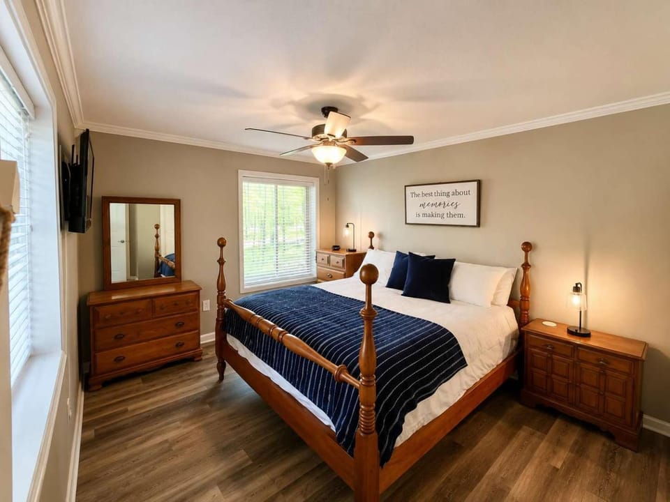 Bed, TV and multimedia, Photo of the whole room, Bedroom