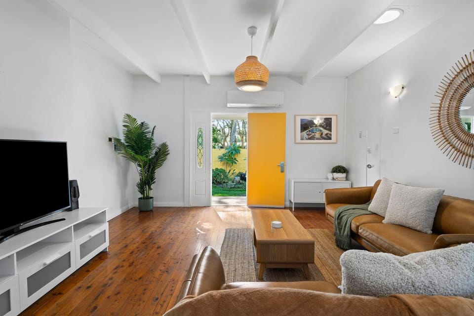 TV and multimedia, Living room, Seating area, Evening entertainment