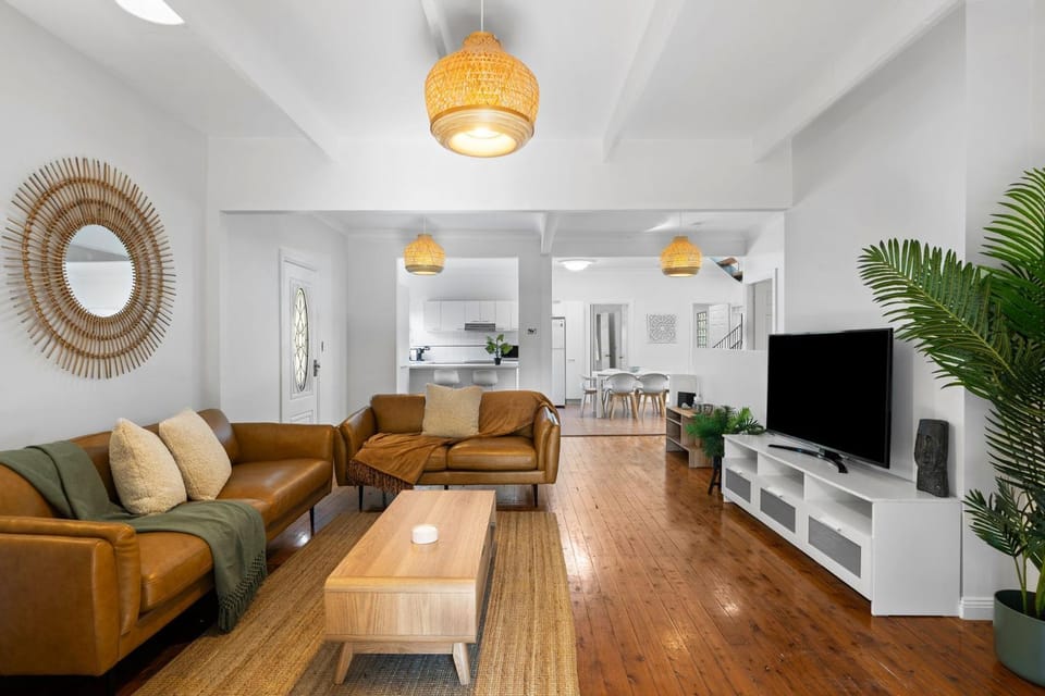 TV and multimedia, Living room, Seating area, Evening entertainment