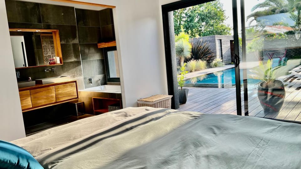 Photo of the whole room, Bedroom, Pool view