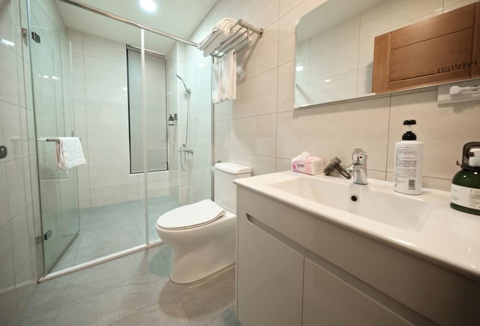 Shower, Toilet, Bathroom, towels