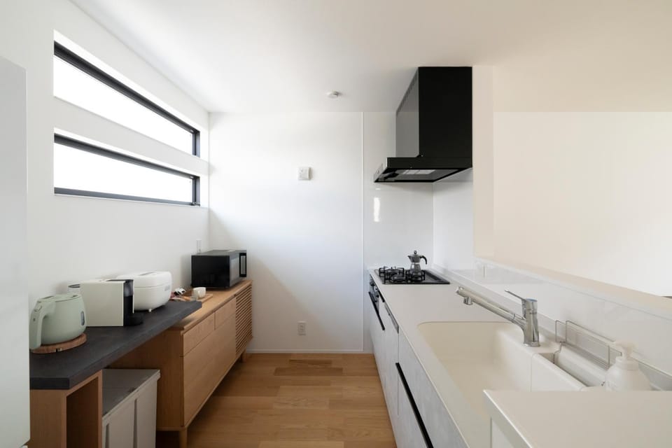 Coffee/tea facilities, Kitchen or kitchenette, dishwasher, oven, stove