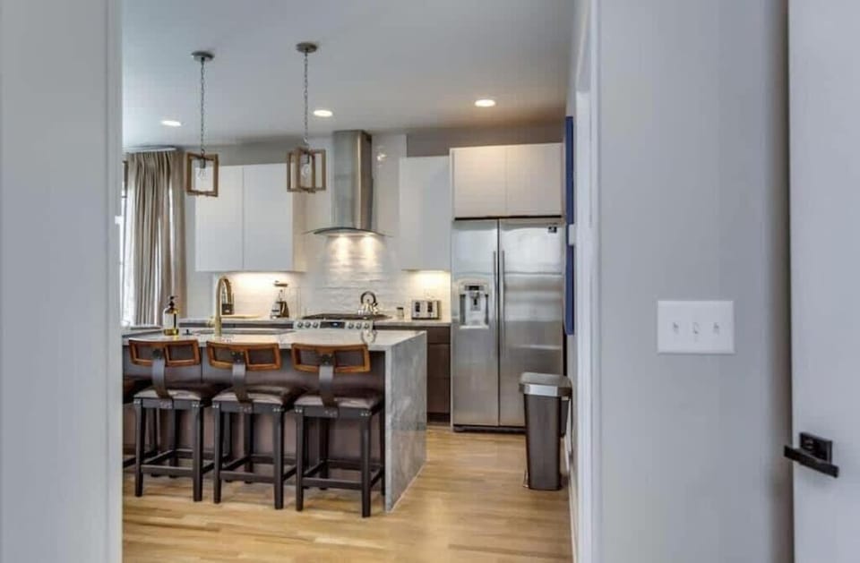 Kitchen or kitchenette, minibar