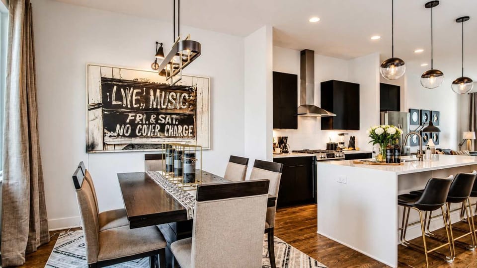 Kitchen or kitchenette, Dining area