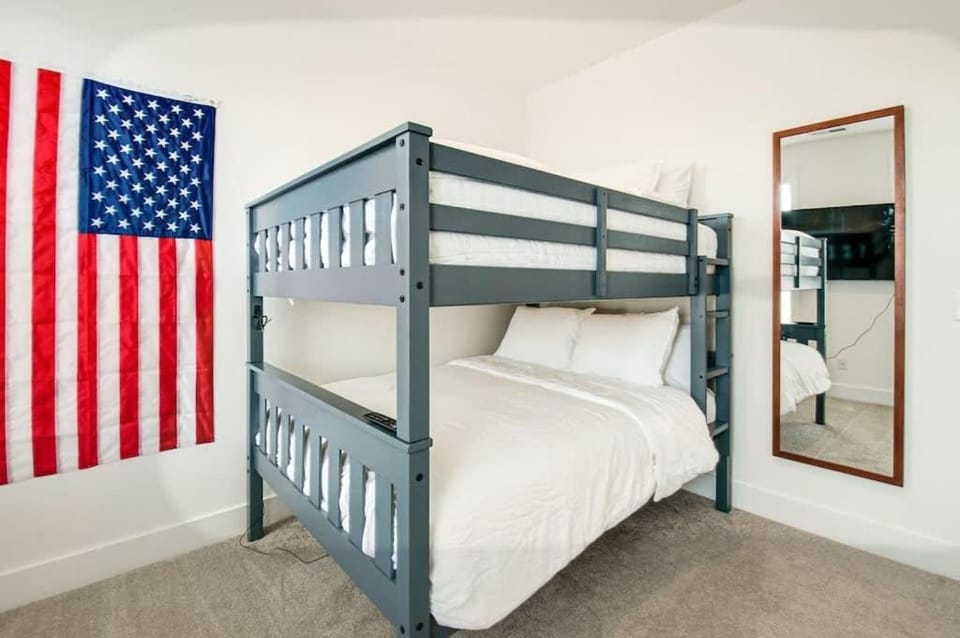 Bedroom, bunk bed