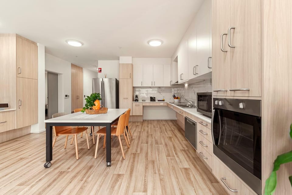 Kitchen or kitchenette, Facility for disabled guests, dishwasher, oven, stove, acessibility