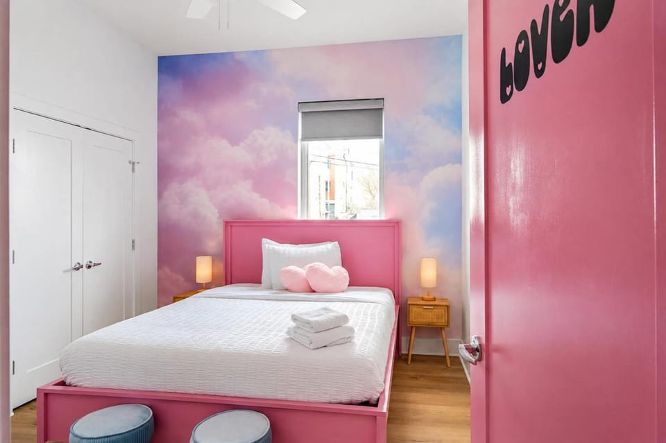 Bed, Photo of the whole room, Bedroom, towels