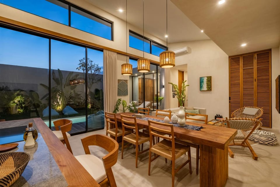 Dining area, Pool view