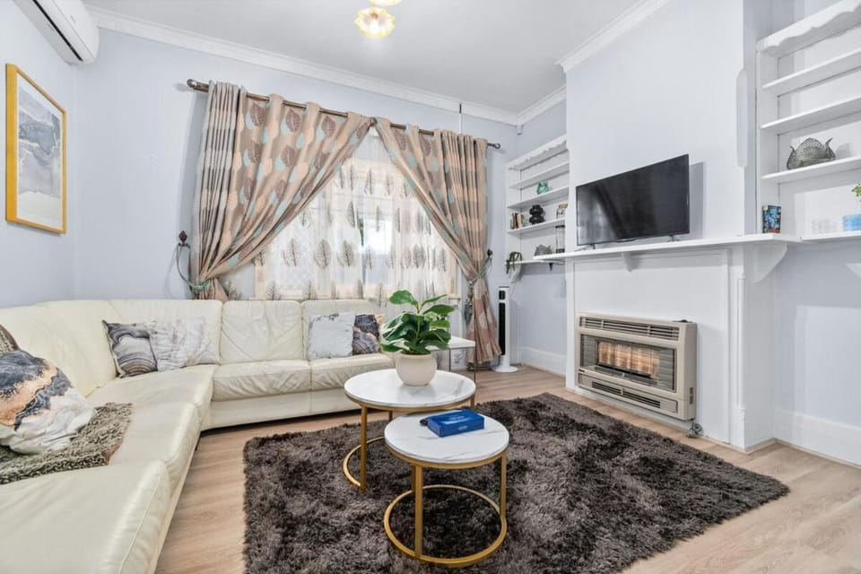 Stylish Three Bedroom Unit Close to CBD House in Adelaide