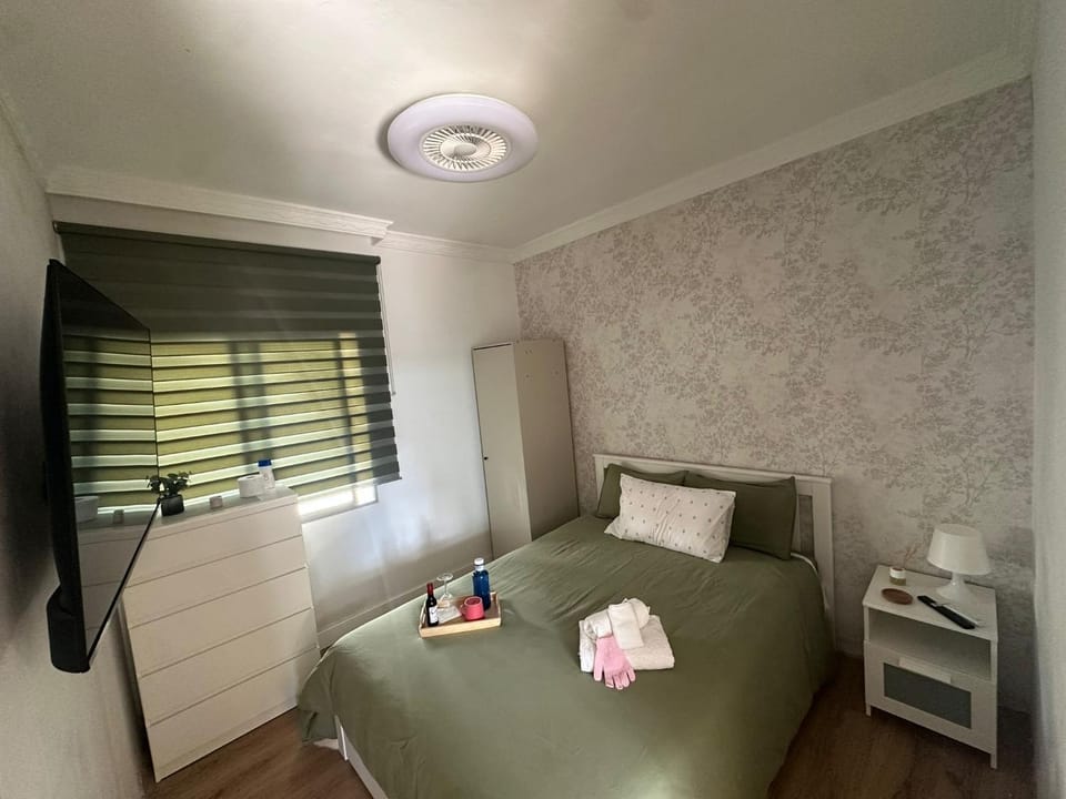 Bed, TV and multimedia, Bedroom