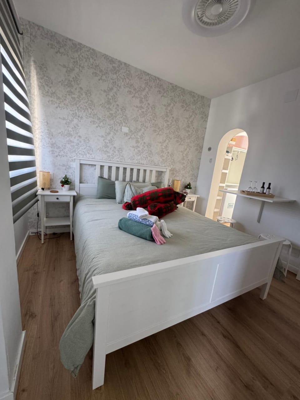 Bed, Bedroom, towels