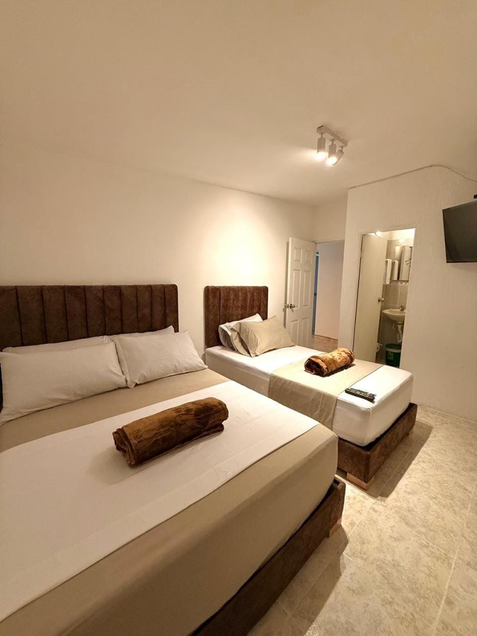 Bed, TV and multimedia, Bedroom