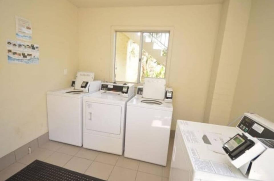 Ocean Breeze Loft Villa With Pool, Tennis Court & Playground! Apartment in Mandurah