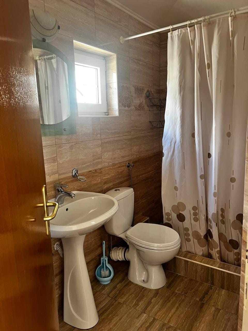 Shower, Toilet