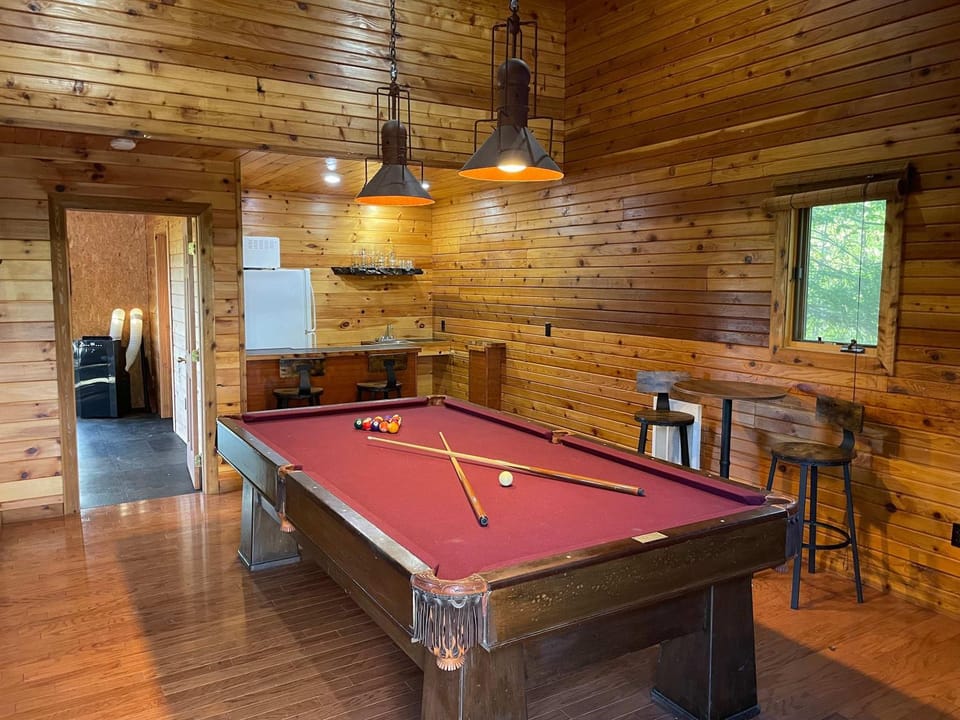 Billiard, Game Room